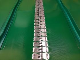 Feed mixer rubber conveyor